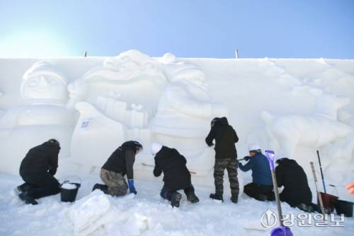 2025년 마지막 날인 31일, 화천산천어축제장에서 축제 개막 열흘을 앞두고 거대한 눈조각 작품 조성이 한창 진행되고 있다. 2026 얼음나라 화천산천어축제는 새해 1월 10일부터 2월1일까지 23일 간 열린다.