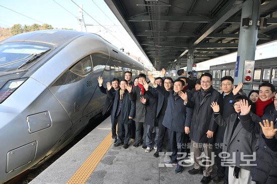 ▲ KTX이음이 북울산역과 남창역에 첫 정차를 한 30일 이순걸 울주군수와 서범수 국회의원 등이 남창역에서 서울 청량리로 향하는 KTX 이음 승객들에게 손을 흔들고 있다. 김동수기자