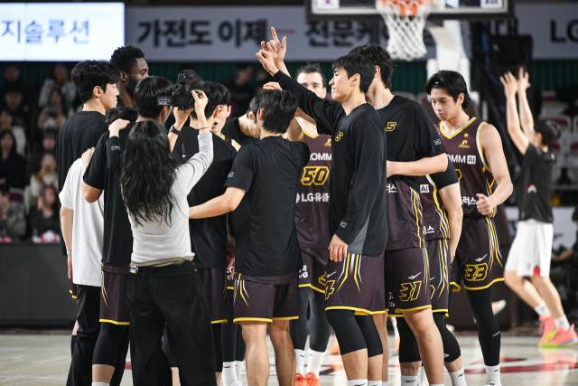 지난 28일 창원실내체육관에서 열린 2025-2026 프로농구 창원 LG와 안양 정관장의 경기에서 창원LG 선수들이 파이팅을 외치고 있다./KBL/