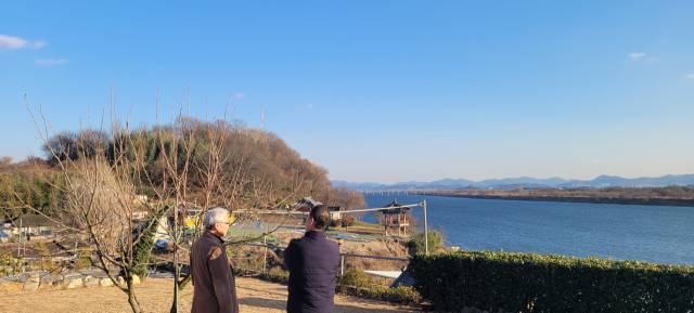 필자와 장성진(왼쪽) 교수가 곡강마을에서 만나 이야기를 나누고 있다.