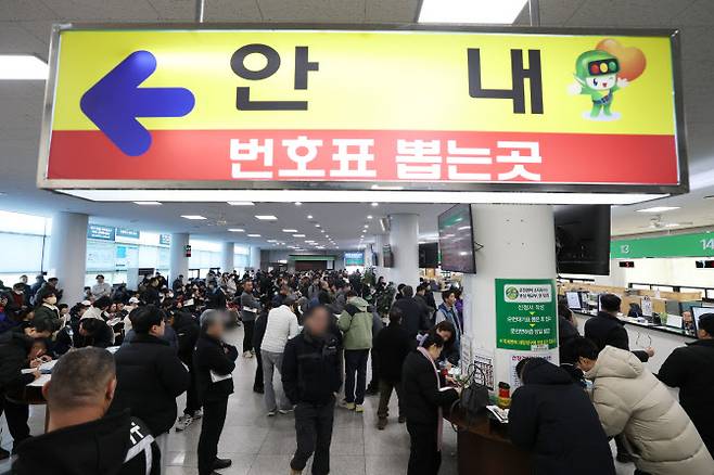 30일 경기 용인시 기흥구 용인운전면허시험장 민원실이 수능이 끝나고 신규 면허취득에 나선 학생들과 연말을 앞두고 면허 갱신을 위해 몰린 민원인들로 붐비고 있다. (사진=뉴스1)