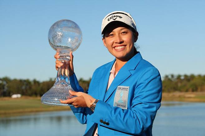 지노 티띠꾼이 2025시즌 LPGA 투어 최종전 CME 투어 챔피언십에서 우승한 뒤 트로피를 들어 올리고 있다. (사진=AFPBBNews)