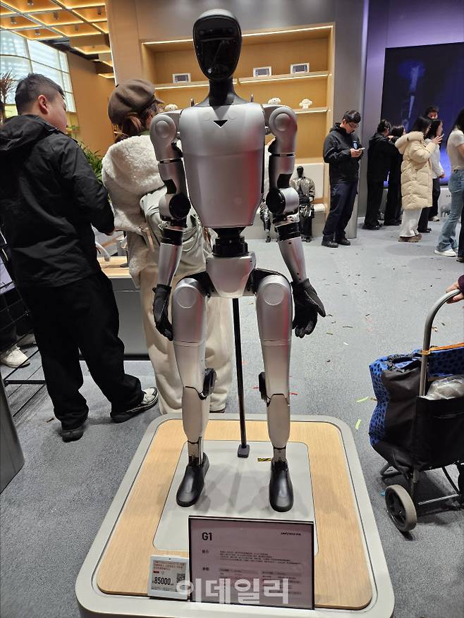 31일 중국 베이징 징둥몰에서 오픈한 유니트리 매장 내 휴머노이드 로봇 G1이 전시돼있다. (사진=이데일리 이명철 특파원)