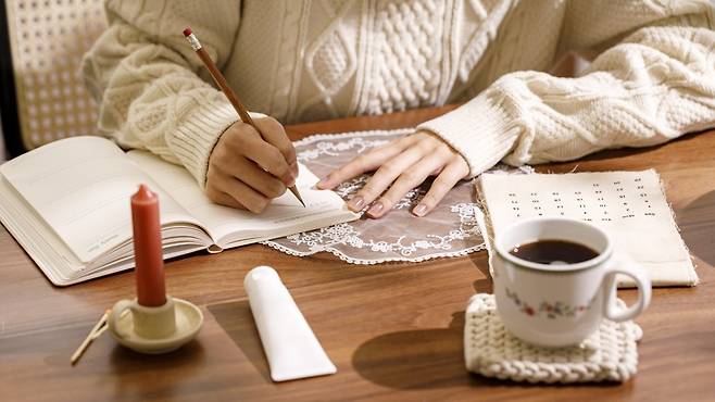 지금 나를 힘들게 하는 것들을 글로 적다 보면 스트레스의 근원이 명확해진다 | 출처: 클립아트코리아