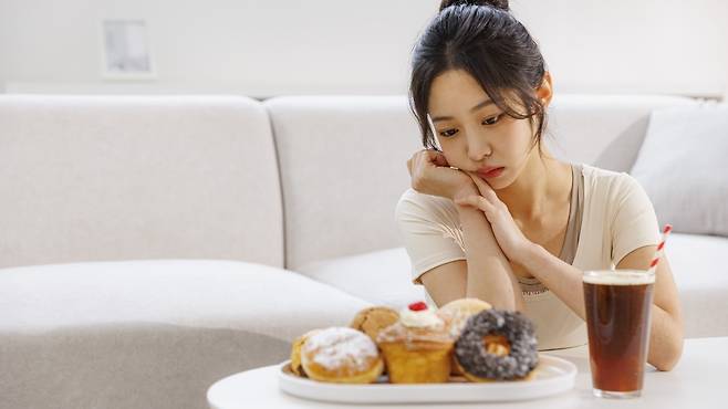 음식을 먹기 전 먹고 후회하지 않을지 한 번 더 생각해 보는 것이 좋다 | 출처: 클립아트코리아