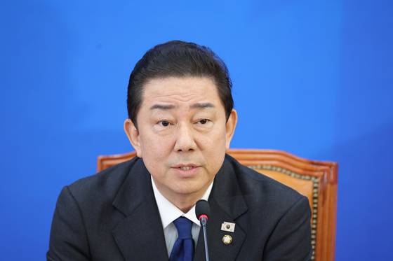 김병기 더불어민주당 원내대표가 30일 서울 여의도 국회에서 열린 민주당 원내대책회의에서 사퇴 의사를 밝히고 있다. 〈사진=연합뉴스〉