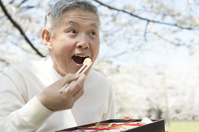 치아를 잃으면 음식을 먹는 일만 불편해지는 것이 아니라, 기억력과 사고 능력에도 부정적인 영향을 줄 수 있다는 연구 결과가 나왔다. 사진=게티이미지뱅크