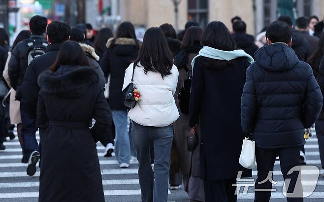 30일 오후 서울 광화문네거리에서 시민들이 출근길 발걸음을 옮기고 있다. 2025.12.30/뉴스1 ⓒ News1 구윤성 기자