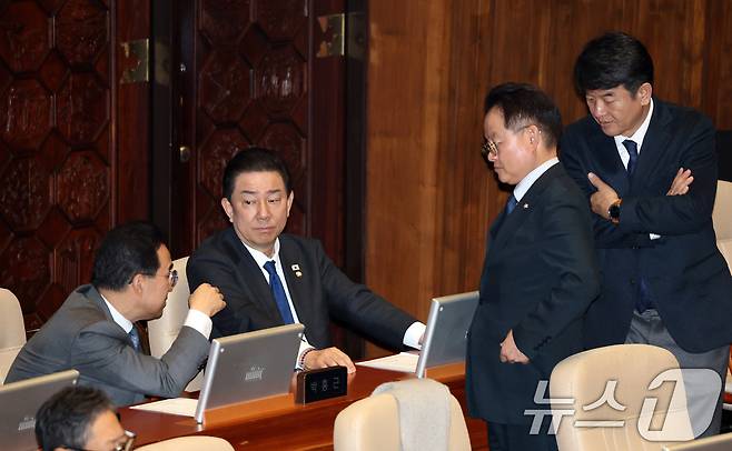 더불어민주당 원내대표 직에서 사퇴한 김병기 의원이 지난 30일 서울 여의도 국회에서 열린 제430회 국회(임시회) 3차 본회의에서 의원들과 대화하고 있다. 2025.12.30/뉴스1 ⓒ News1 이승배 기자