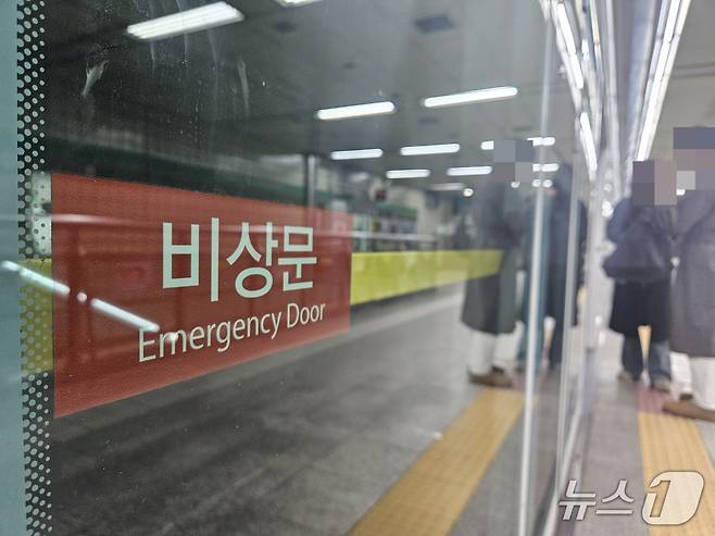 서울 광진구 건대입구역 지하철 7호선 승강장 스크린도어에 부착된 '비상문' 표시. 2025.12.28/뉴스1 ⓒ News1 유채연 기자