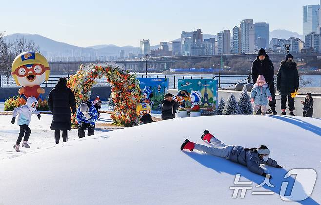 31일 서울 광진구 뚝섬한강공원 눈썰매장을 찾은 외국인 관광객들과 시민들이 '뽀로로와 친구들 테마존'에서 눈놀이를 즐기고 있다. 2025.12.31/뉴스1 ⓒ News1 이호윤 기자