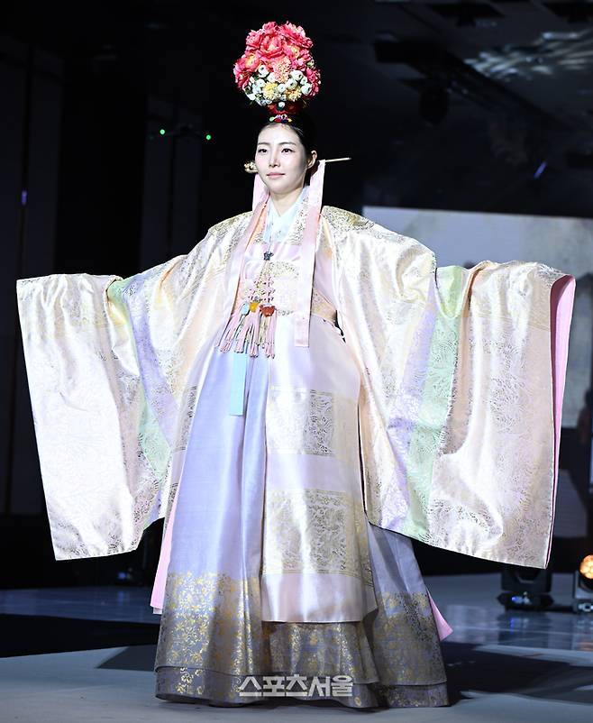 한 모델이 김예진한복 패션쇼를 소화하고 있다. 이주상기자 rainbow@sportsseoul.com