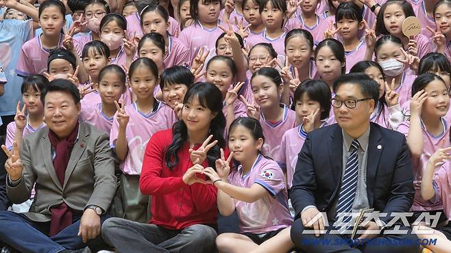 신유빈이 '제2회 신유빈과 당진시가 함께하는 전국 유소년 탁구축제' 1열에서 꿈나무 선수들과 함께 하트를 그려보이고 있다.