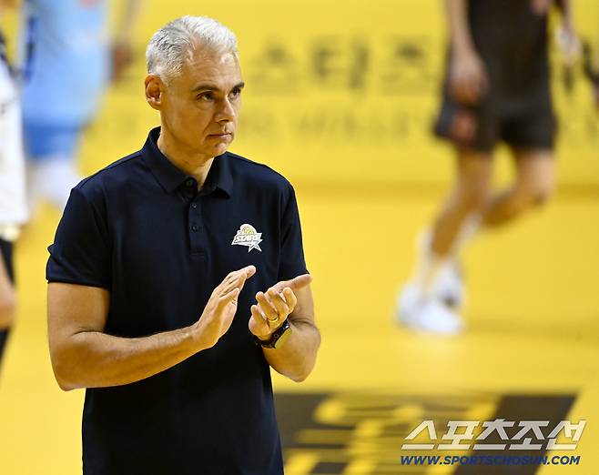 30일 의정부 경민대체육관에서 열린 V리그 남자부 KB손해보험과 OK저축은행의 경기, KB손해보험 레오나르도 카르발류 감독이 경기에 함께하고 있다. 의정부=허상욱 기자wook@sportschosun.com/2025.10.30/