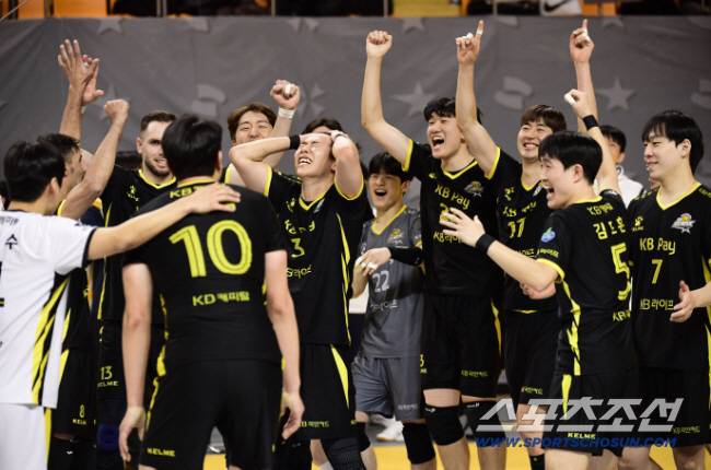 지난 시즌 막판 '경민불패'에 환호하는 KB손해보험 선수들. 스포츠조선DB