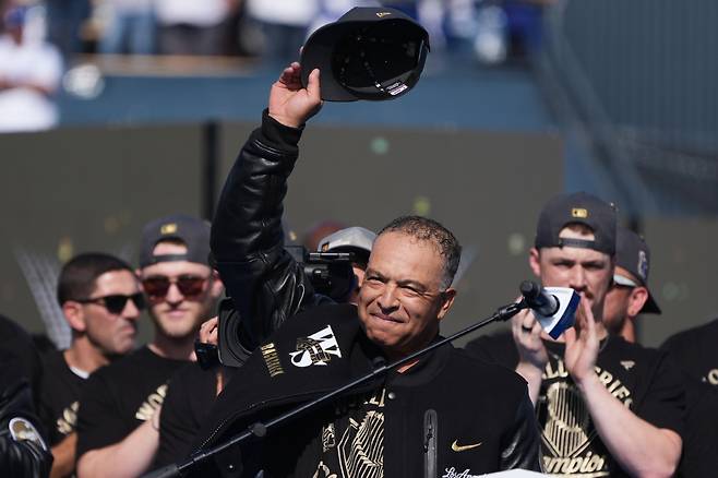 Los Angeles Dodgers manager Dave Roberts tips his cap during a celebration of the baseball team's World Series win at Dodger Stadium on Monday, Nov. 3, 2025, in Los Angeles. (AP Photo/Gregory Bull)







<저작권자(c) 연합뉴스, 무단 전재-재배포, AI 학습 및 활용 금지>