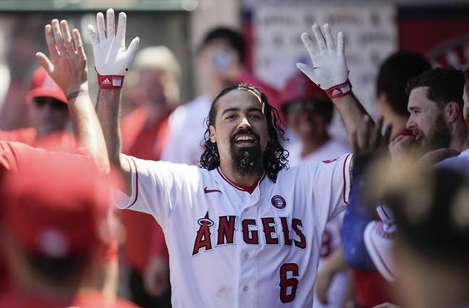 LA 에인절스가 앤서니 렌던의 7년 2억4500만달러 계약과 결별했다. 그러나 앞으로 7년 동안 3800만달러를 마저 줘야 한다. AP연합뉴스