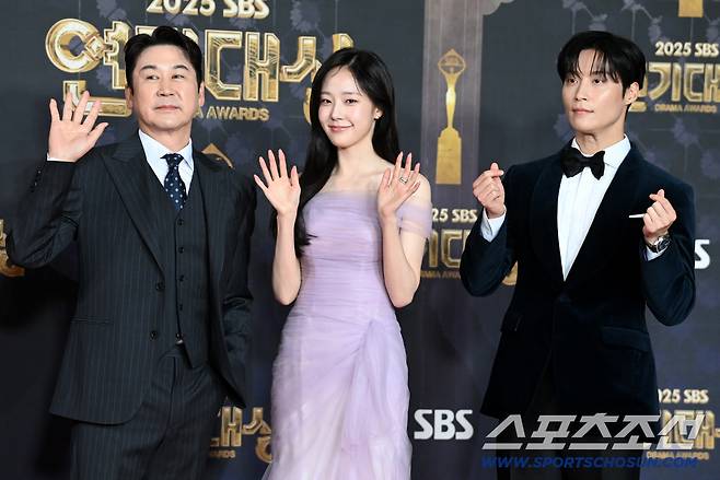 31일 서울 상암동 SBS 프리즘타워에서 열린 2025 SBS 연기대상. 3MC 신동엽 채원빈 허남준이 포즈를 취하고 있다. 상암동=허상욱 기자wook@sportschosun.com/2025.12.31/
