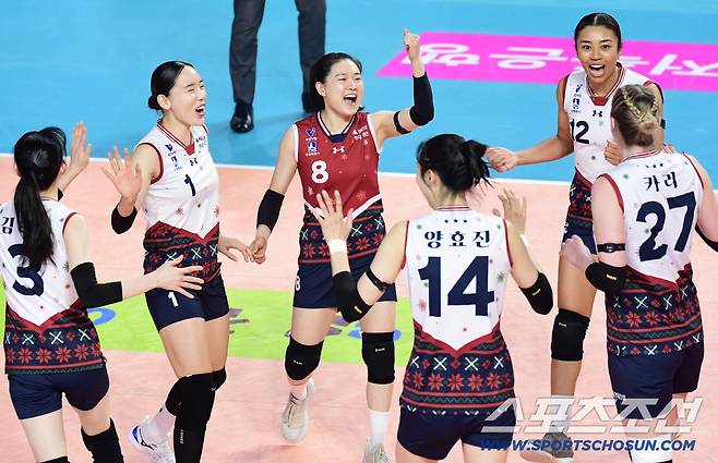 31일 인천 삼산월드체육관에서 열린 V리그 여자부 흥국생명과 현대건설의 경기. 득점 후 기쁨을 나누는 현대건설 선수들. 인천=송정헌 기자songs@sportschosun.com/2025.12.31/