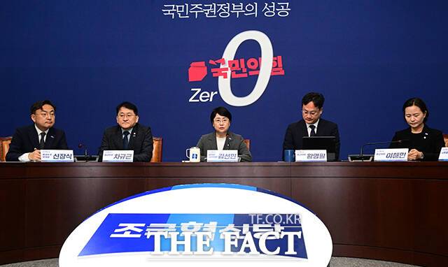 김선민 조국혁신당 대표 권한대행이 5일 서울 여의도 국회에서 열린 '성비위 사건' 관련 기자간담회에 참석해 모두발언을 하고 있다./남윤호 기자