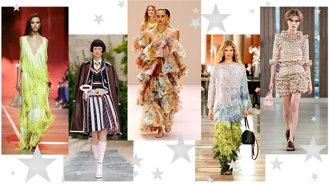 태슬 장식의 초록색 브이넥 드레스를 입은 모델(왼쪽부터), 줄무늬 주름 미디 길이 치마에 셔츠와 넥타이, 민소매 상의와 재킷을 매치하고 갈색 가죽 코트를 어깨에 걸친 모델, 어깨를 드러낸 러플 장식의 다채로운 색감 드레스 차림의 모델, 파랑과 초록이 자연스럽게 이어지는 태슬 장식의 전신 의상, 그리고 러플 장식의 여러 색 미니 치마와 7부 소매 상의를 입은 모델들이 무대를 걷고 있다.