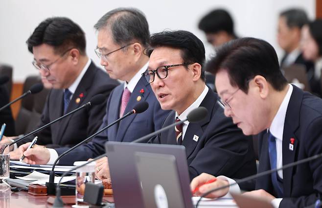 김민석 국무총리가 30일 청와대에서 열린 국무회의에서 발언하고 있다. /연합뉴스