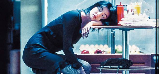 31일 개봉하는 ‘화양연화 특별판’에서 처음으로 공개되는 9분 6초 추가 에피소드에서 장만옥은 붉은 치파오가 아닌 블랙 원피스를 입었고, 양조위는 말끔한 정장이 아닌 줄무늬 셔츠에 콧수염을 길렀습니다. 우리가 아는 '화양연화'와 많이 다른 그들의 모습, 과연 어떤 얘기를 들려줄까요./디스테이션