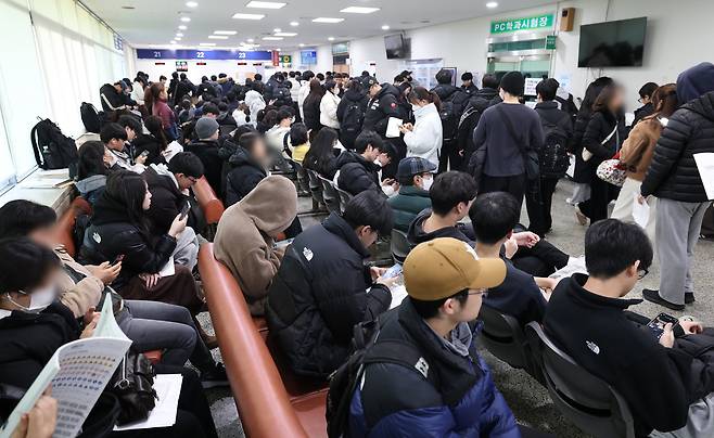 30일 경기 용인시 기흥구 용인운전면허시험장 민원실이 수능이 끝나고 신규 면허취득에 나선 학생들과 연말을 앞두고 면허 갱신을 위해 몰린 민원인들로 붐비고 있다./뉴스1