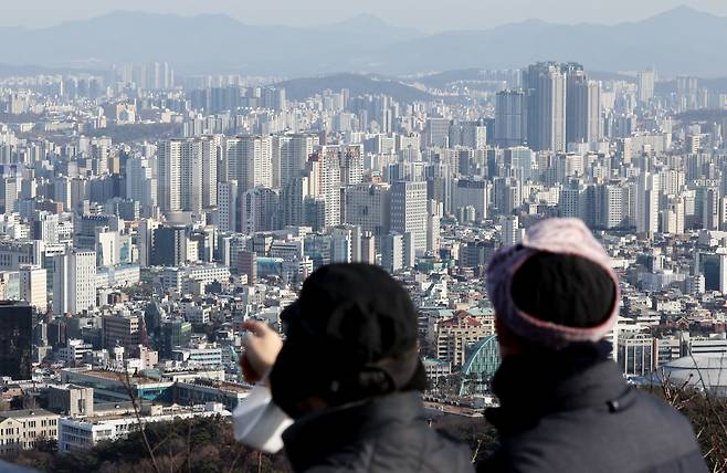 서울 중구 남산을 찾은 시민들이 도심 아파트 단지를 바라보고 있다. 이재명 정부 출범 후 7개월 사이 3번의 부동산 대책을 쏟아냈지만 서울 아파트값은 19년 만에 최대 폭인 8.5% 올라 현 정부 1년차 부동산 정책은 실패했다는 평가가 나온다./뉴스1