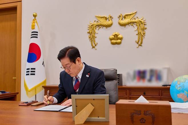 이재명 대통령이 29일 청와대 여민1관 집무실에서 첫 재가를 하고 있다. (사진=청와대 제공) 2025.12.29. 뉴시스