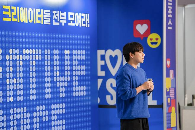 한 크리에이터가 부스 앞에서 방송 진행을 준비 중이다 / 출처=IT동아