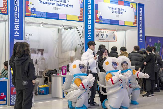 크리에이티브포스 소속 유튜버, 크리에이터들이 마련한 부스 앞에서 방문객들이 사진을 촬영 중이다 / 출처=IT동아