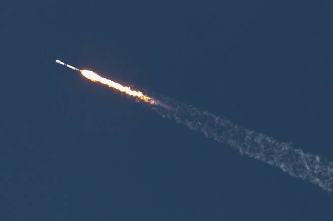 스페이스엑스의 팰컨9 로켓이 지난 17일 캘리포니아 반덴버그우주군기지에서 스타링크 위성 27기를 싣고 궤도를 향해 날아가고 있다. 스페이스엑스 제공