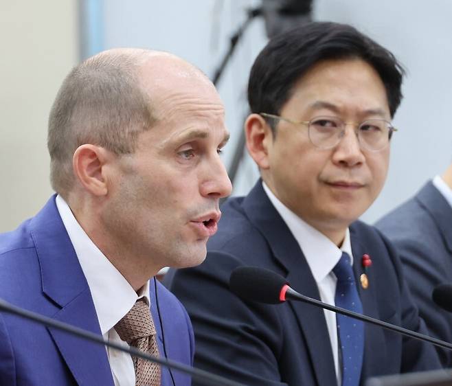 해롤드 로저스(왼쪽) 쿠팡 임시대표가 31일 국회 과학기술정보방송통신위원회에서 열린 쿠팡 청문회에서 위원 질의에 답하고 있다. 오른쪽은 배경훈 부총리 겸 과학기술정보통신부 장관. 연합뉴스