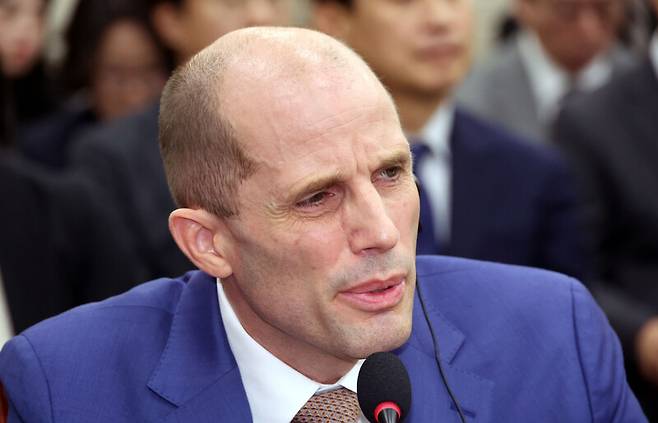 해롤드 로저스 쿠팡 임시대표가 31일 서울 여의도 국회 과학기술정보방송통신위원회에서 열린 쿠팡 침해사고 및 개인정보 유출, 불공정 거래, 노동환경 실태 파악과 재발 방지 대책 마련을 위한 청문회에서 의원들의 질의에 답하고 있다. 김경호 선임기자 jijae@hani.co.kr