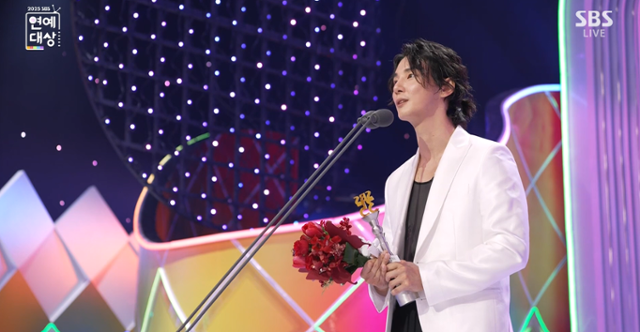 '미운 우리 새끼'에서 활약한 배우 윤시윤이 '2025 SBS 연예대상'에서 우수상을 수상, 뭉클한 소감을 밝혔다. '2025 SBS 연예대상' 방송 캡처