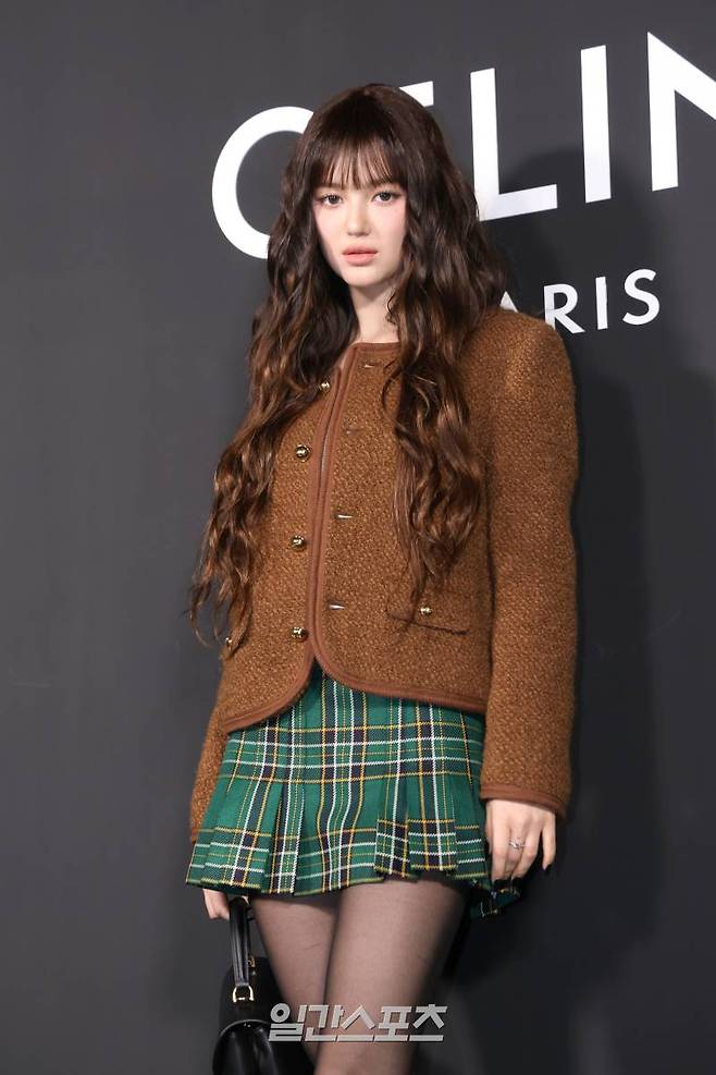 뉴진스 다니엘이 28일 오후 서울 강남구 청담동에서 열린 한 포토월 행사에서 포즈를 취하고 있다. 서병수 기자 qudtn@edaily.co.kr /2024.11.28/