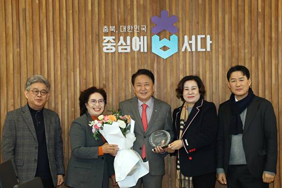 김영환(가운데) 충북지사가 31일 명예사회복지사 위촉패를 들고 기념 사진을 찍고 있다. [사진=충북도]