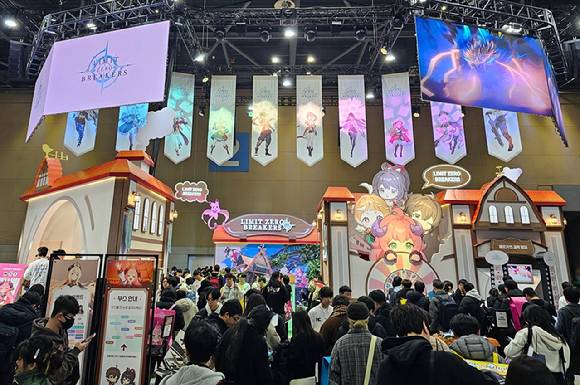 지난 5일 일산 킨텍스에서 열린 국내 최대 서브컬처 행사 'AGF 2025'에서 관람객들이 엔씨소프트의 서브컬처 신작 '리밋 제로 브레이커스' 부스를 방문하고 있다. [사진=엔씨소프트]