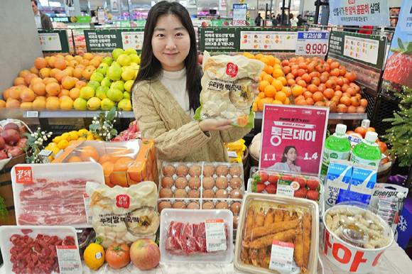 모델이 롯데마트에서 1월 1일부터 4일까지 진행하는 '통큰데이' 주요 할인 품목을 소개하고 있다. [사진=롯데마트]
