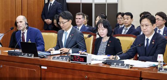 30일 국회에서 열린 '쿠팡 침해사고 및 개인정보 유출, 불공정 거래, 노동환경 실태 파악과 재발방지 대책 마련을 위한 청문회'에 출석한 해롤드 로저스 쿠팡 임시대표가 의원 질의에 답변하고 있다. 김성룡 기자