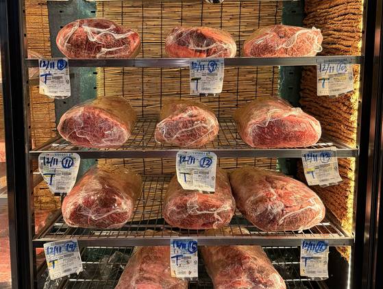 공기를 차단한 진공 포장 상태에서 숙성되는 웻 에이징 소고기. 수분 손실을 줄이며 부드러운 식감과 선명한 육향을 만든다. 사진 김광중