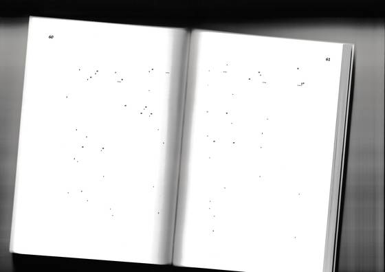 나하늘 시인이 만든 독립출판물 『Liebe』(2023). '리베'라고 읽는다. 사랑에 관한 이야기를 쓴 뒤, 문장부호만 남긴 채 모두 지운 '낭독으로만 존재하는 책'이다. 사진 나하늘