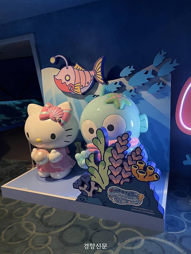 내년 8월까지 이어지는 이 프로젝트는 헬로키티와 시나모롤, 마이멜로디, 쿠로미, 폼폼푸린, 한교동까지 여섯 캐릭터를 해양 테마로 재해석해 파크 전반에 풀어놓았다.