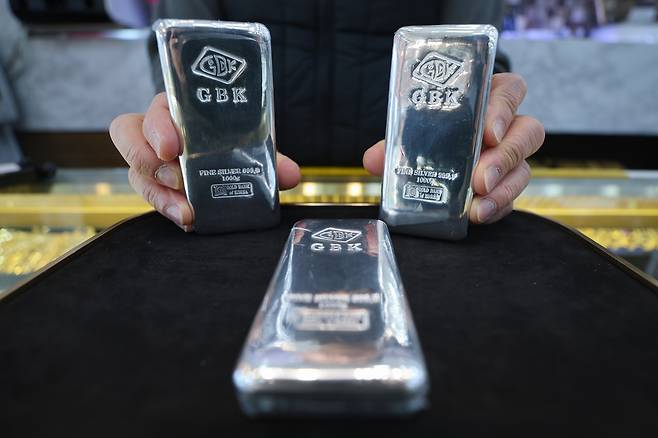 31일 서울 종로구 아이디쥬얼리에서 상인이 실버바를 들어보이고 있다.연합뉴스