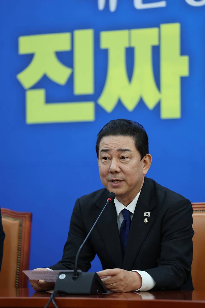 Kim Byung-kee, the former floor leader of the Democratic Party, announces his decision to step down in connection with recent allegations during a party leadership meeting at the National Assembly in Yeouido, western Seoul, on Dec. 30. [NEWS1]