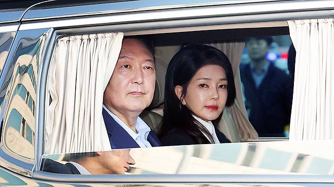 Former president Yoon Suk Yeol, left, and his wife Kim Keon Hee leave the presidential residence in Yongsan District, central Seoul, on April 11. [JOONGANG ILBO]