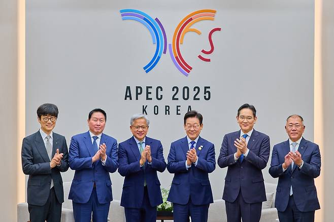 From left: Naver Chairman Lee Hae-jin, SK Group Chairman Chey Tae-won, Nvidia CEO Jensen Huang, President Lee Jae-myung, Samsung Electronics Executive Chairman Lee Jae-yong and Hyundai Motor Group Executive Chair Euisun Chung attend a commemorative ceremony marking an Nvidia supply deal at the Asia-Pacific Economic Leaders’ Meeting in Gyeongju, North Gyeongsang, on Oct. 31. [PRESIDENTIAL OFFICE]