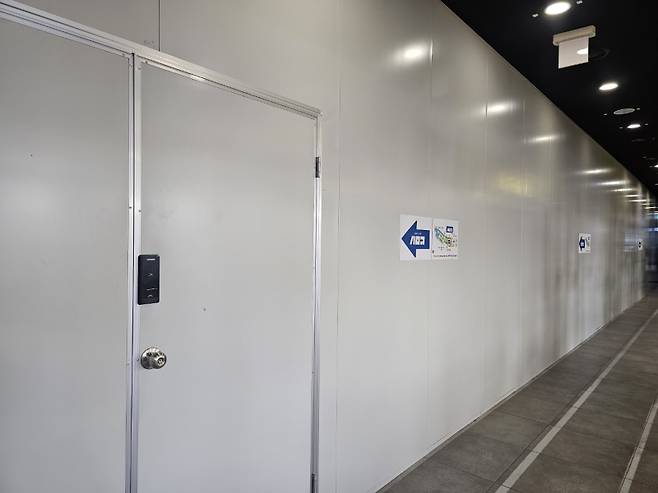 서울시 용산구에 위치한 전자제품 쇼핑몰에 창고형 약국 입점을 위한 인테리어 공사가 진행 중이다. 이찬종 기자