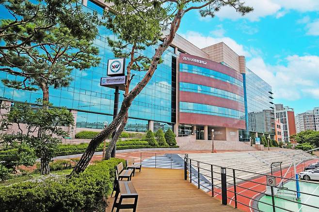 영진사이버대가 원격대학 혁신과 평생교육 발전에 기여한 공로로 교육부 장관 표창을 받았다. 영진사이버대 제공